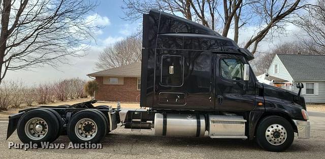 Image of Freightliner Cascadia 125 equipment image 3