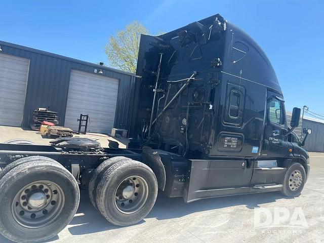 Image of Freightliner Cascadia 125 equipment image 2