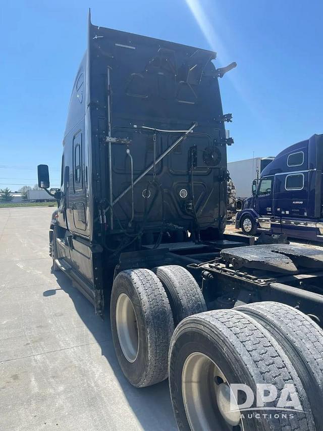 Image of Freightliner Cascadia 125 equipment image 3