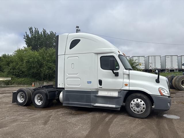 Image of Freightliner Cascadia 125 equipment image 3