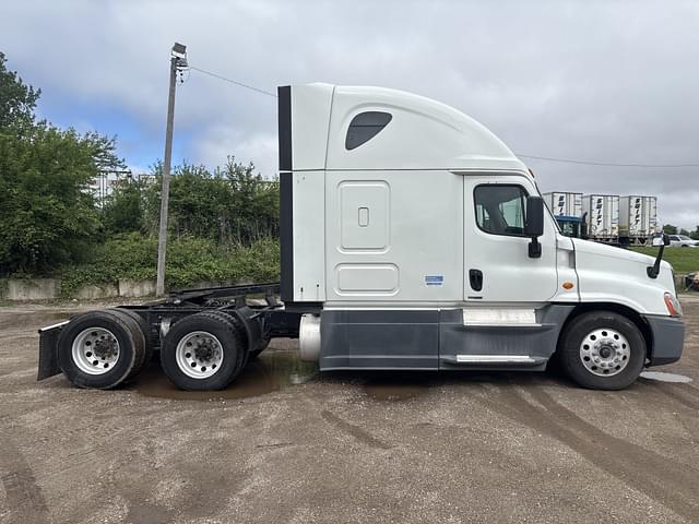 Image of Freightliner Cascadia 125 equipment image 4