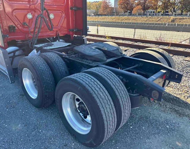 Image of Freightliner Cascadia 125 equipment image 4