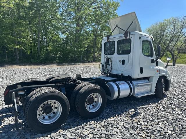 Image of Freightliner Cascadia 125 equipment image 2