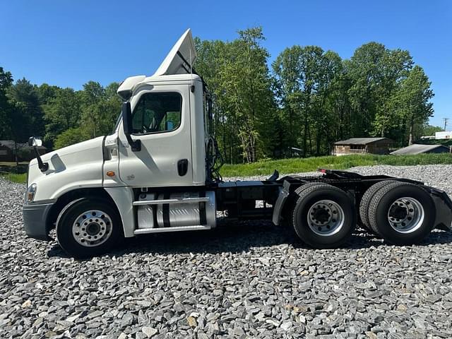 Image of Freightliner Cascadia 125 equipment image 1