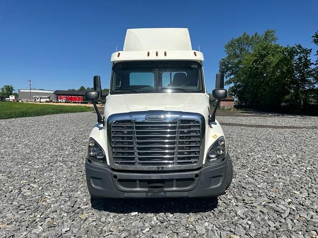 Image of Freightliner Cascadia 125 equipment image 3