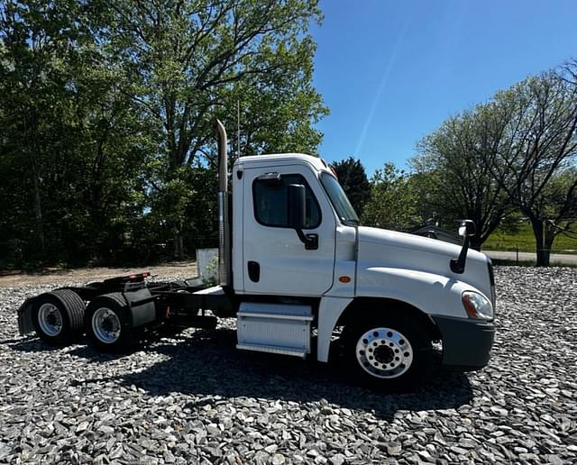 Image of Freightliner Cascadia 125 equipment image 2