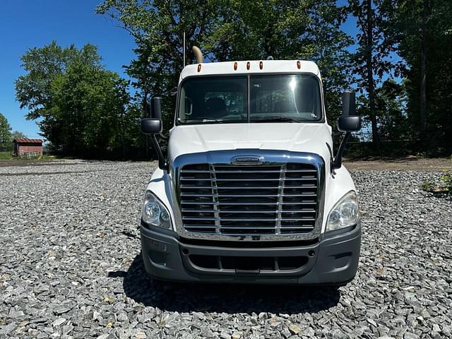 Image of Freightliner Cascadia 125 equipment image 3