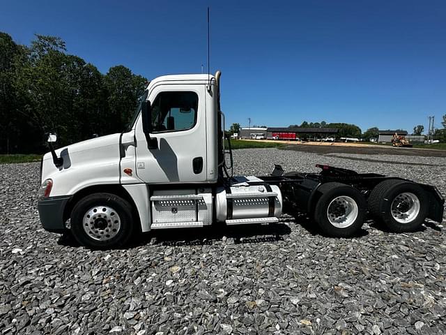 Image of Freightliner Cascadia 125 equipment image 1