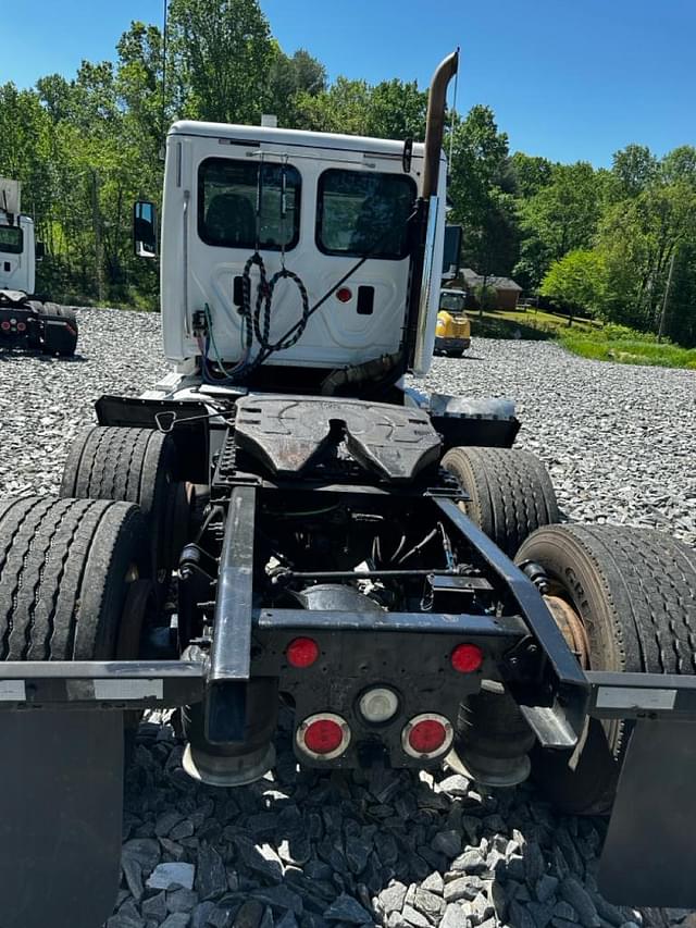 Image of Freightliner Cascadia 125 equipment image 4
