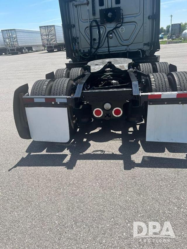 Image of Freightliner Cascadia 125 equipment image 4
