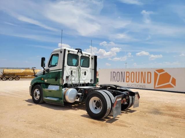 Image of Freightliner Cascadia 125 equipment image 2