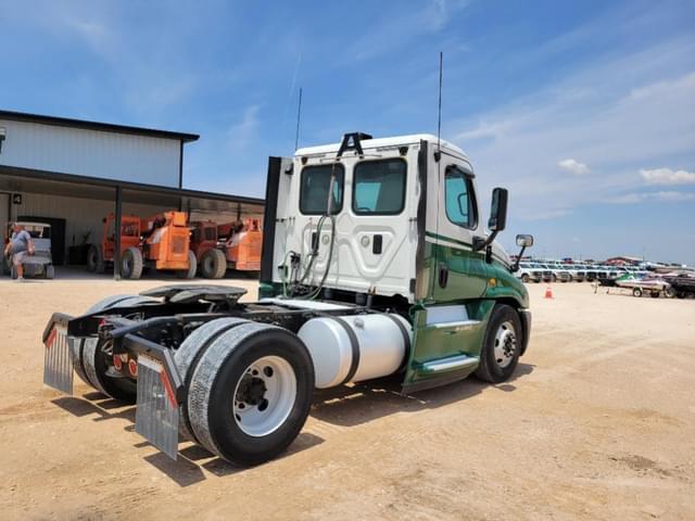 Image of Freightliner Cascadia 125 equipment image 4