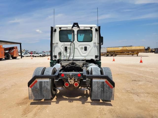Image of Freightliner Cascadia 125 equipment image 3