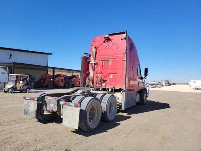 Image of Freightliner Cascadia 125 equipment image 4