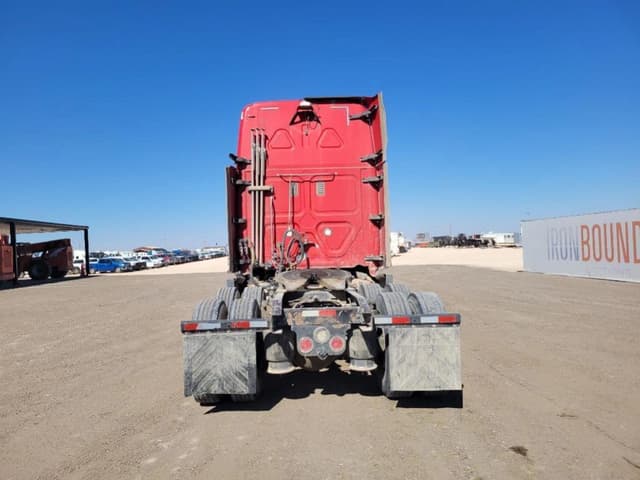 Image of Freightliner Cascadia 125 equipment image 3