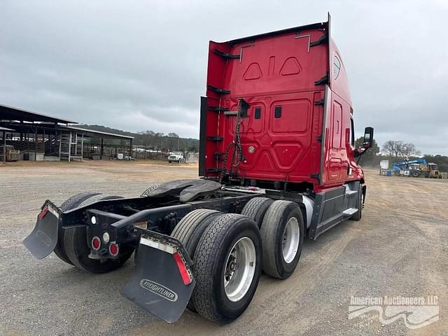 Image of Freightliner Cascadia 125 equipment image 2