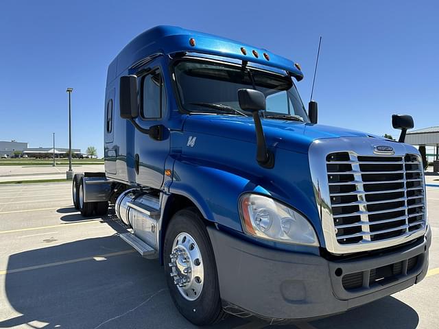 Image of Freightliner Cascadia 126 equipment image 4