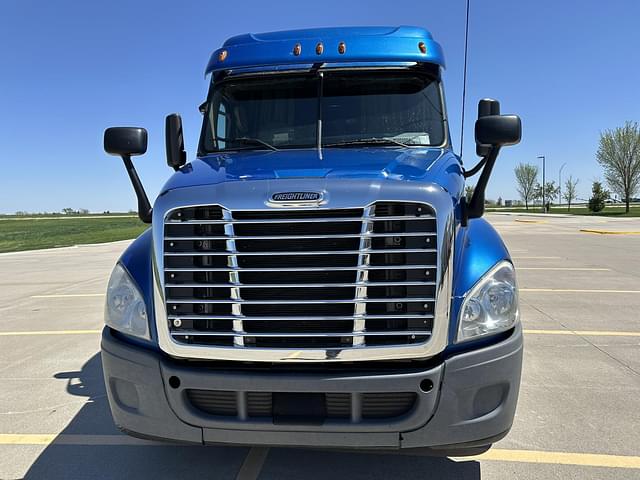 Image of Freightliner Cascadia 126 equipment image 2