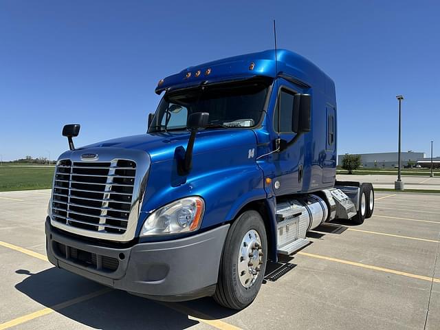 Image of Freightliner Cascadia 126 equipment image 1