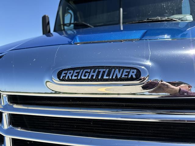 Image of Freightliner Cascadia 126 equipment image 3