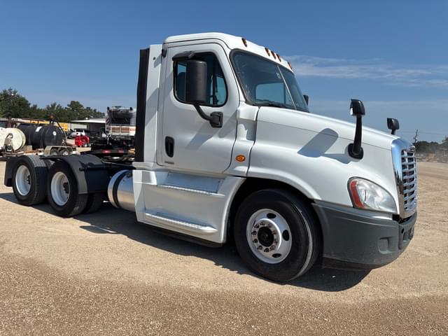 Image of Freightliner Cascadia equipment image 1