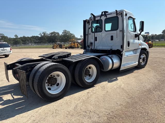 Image of Freightliner Cascadia equipment image 2