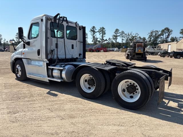 Image of Freightliner Cascadia equipment image 3