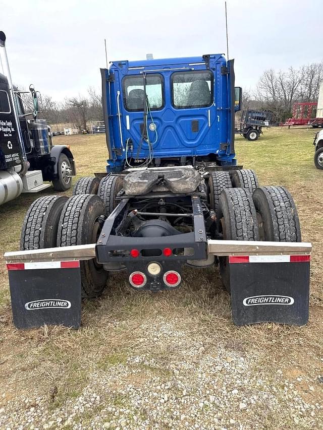 Image of Freightliner Cascadia equipment image 1