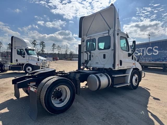 Image of Freightliner Cascadia equipment image 2