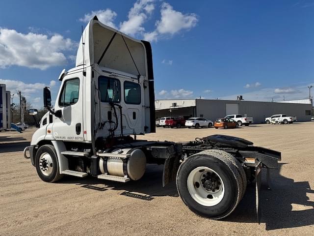 Image of Freightliner Cascadia equipment image 3