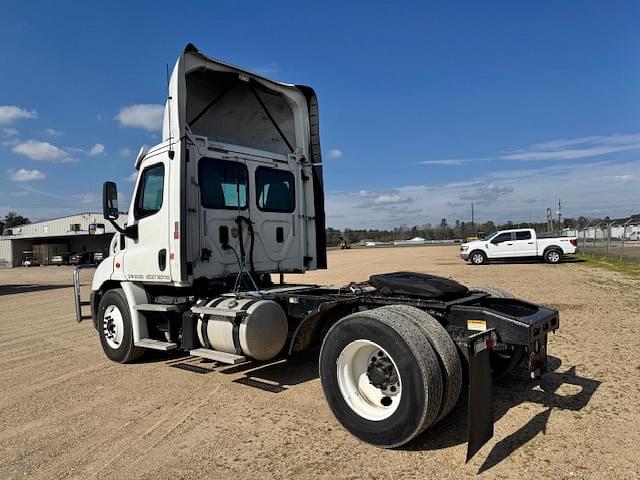 Image of Freightliner Cascadia equipment image 3