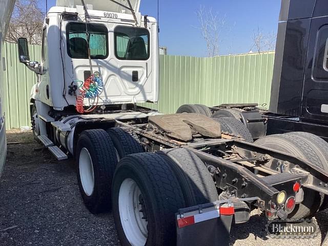Image of Freightliner Cascadia equipment image 1