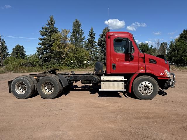 Image of Freightliner Cascadia equipment image 3