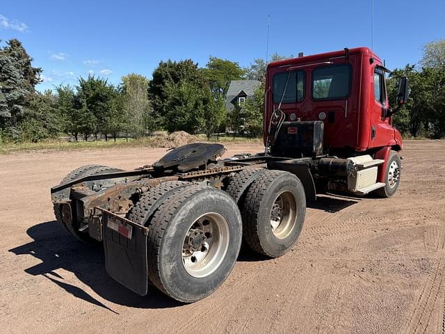 Image of Freightliner Cascadia equipment image 4