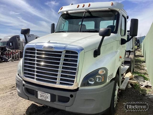 Image of Freightliner Cascadia equipment image 2