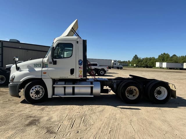 Image of Freightliner Cascadia equipment image 1