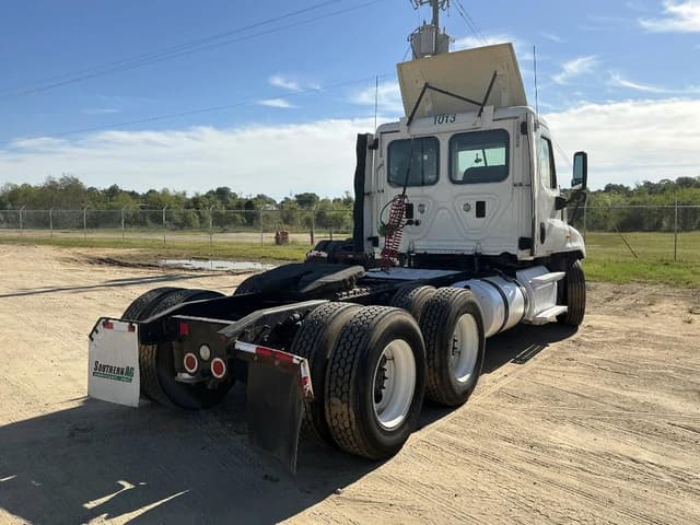 Image of Freightliner Cascadia equipment image 4