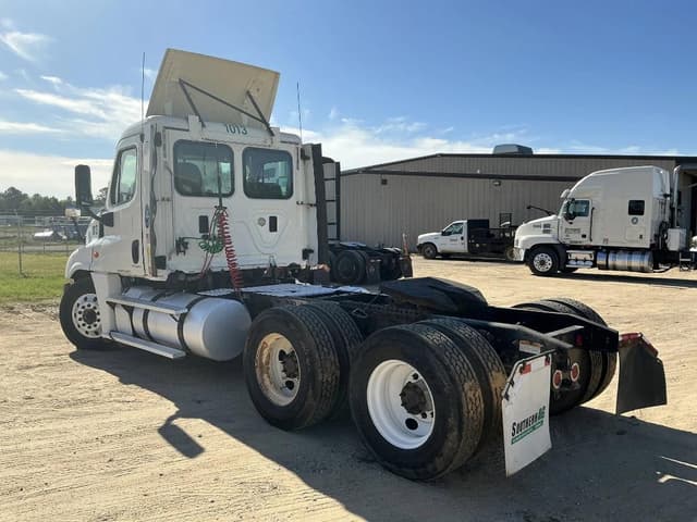 Image of Freightliner Cascadia equipment image 2