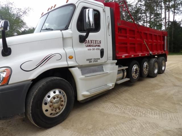 Image of Freightliner Cascadia equipment image 1