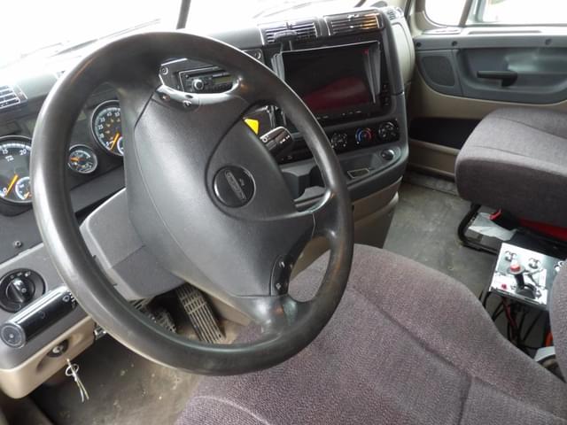 Image of Freightliner Cascadia equipment image 2