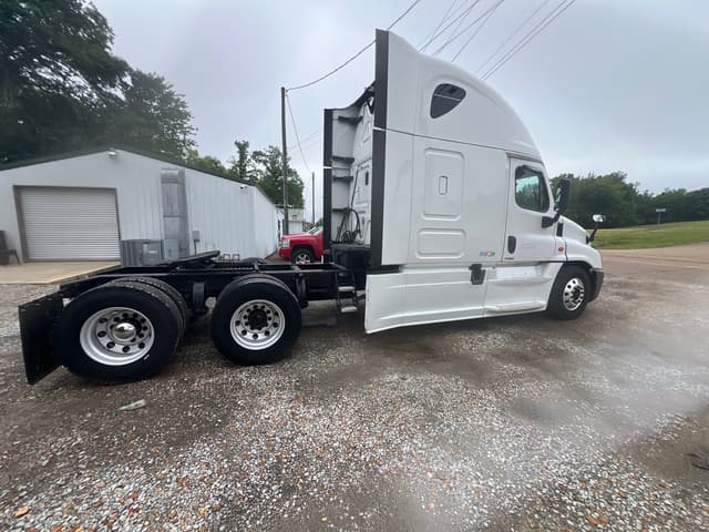 Image of Freightliner Cascadia Evolution equipment image 3
