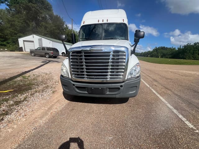 Image of Freightliner Cascadia Evolution equipment image 2