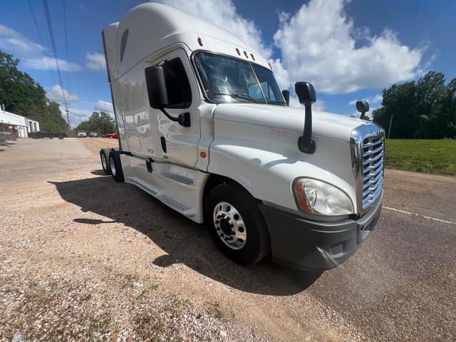 Image of Freightliner Cascadia Evolution equipment image 3