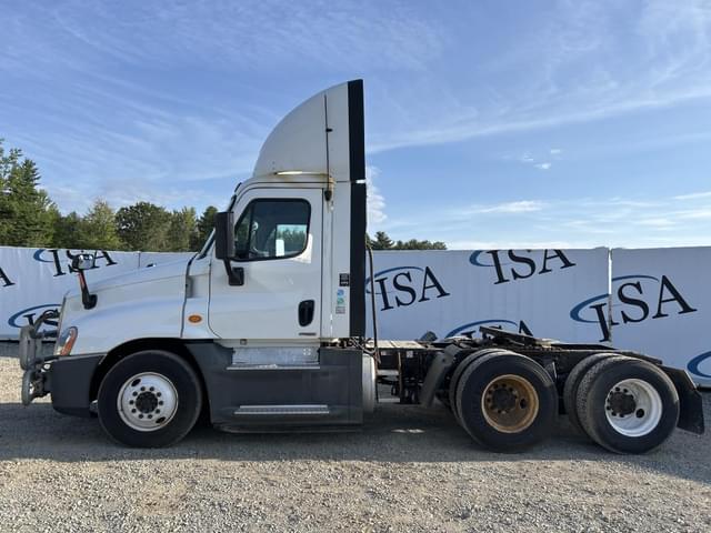 Image of Freightliner Cascadia equipment image 1