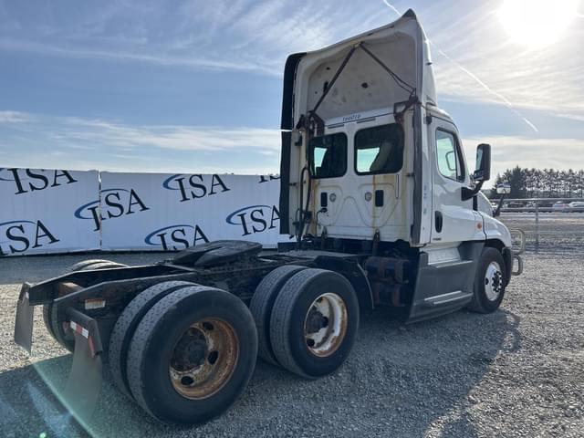 Image of Freightliner Cascadia equipment image 4