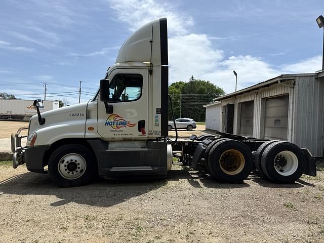 Image of Freightliner Cascadia equipment image 1