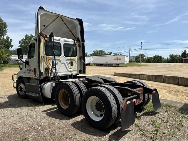 Image of Freightliner Cascadia equipment image 2