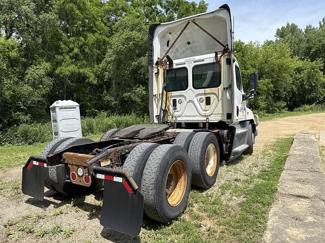 Image of Freightliner Cascadia equipment image 4