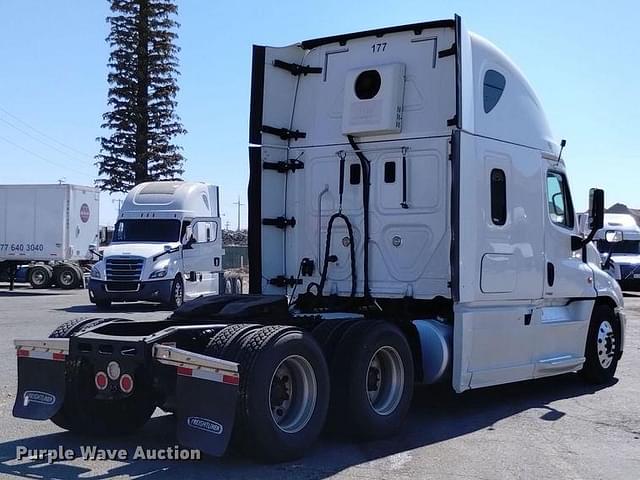 Image of Freightliner Cascadia Evolution equipment image 4