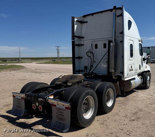 Image of Freightliner Cascadia equipment image 4